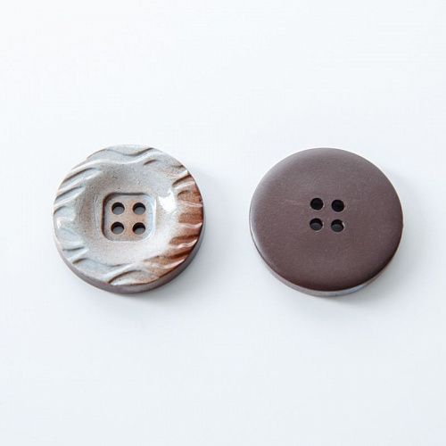 Пуговица с проколами 34 мм пластик 572247 коричневый/серый